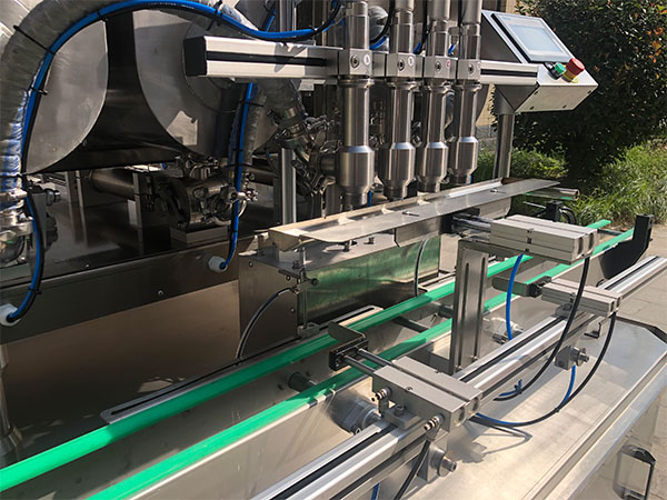 鄭州大顆粒醬料灌裝機(jī)生產(chǎn)線實拍