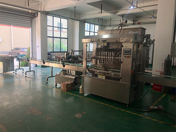 全自動多頭醬料灌裝機生產(chǎn)線實拍圖